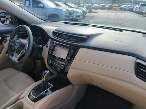 Used 2017 Nissan Rogue SV w/ SV Premium Package image 23