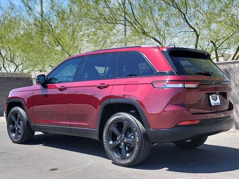 Used 2025 Jeep Grand Cherokee Altitude AWD/4WD image 7