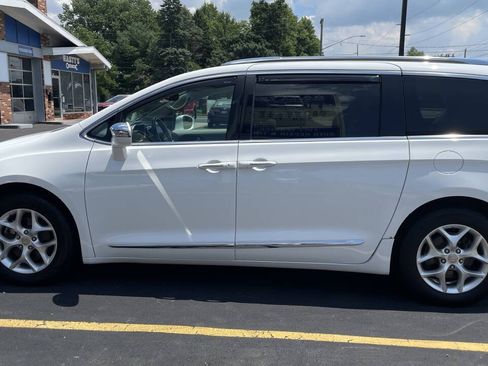Used 2020 Chrysler Pacifica Limited FWD image 3