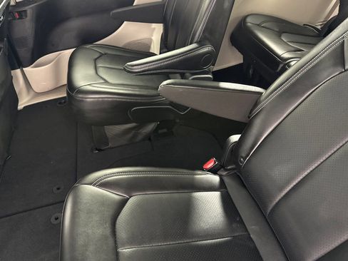 Used 2024 Chrysler Pacifica Touring-L FWD image 9