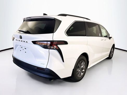 New 2026 Toyota Sienna XLE image 9