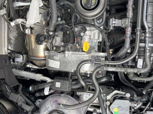 New 2025 Volkswagen Taos SE image 28