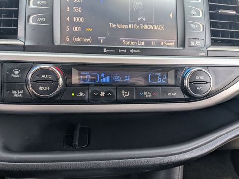 Used 2019 Toyota Highlander SE FWD image 25