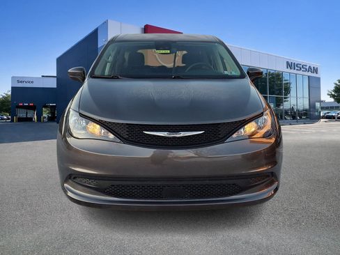 Used 2023 Chrysler Voyager LX FWD image 2