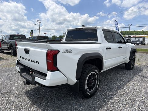 Used 2025 Toyota Tacoma TRD Off-Road AWD/4WD image 4