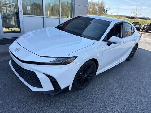 Used 2025 Toyota Camry SE w/ Convenience Package image 5