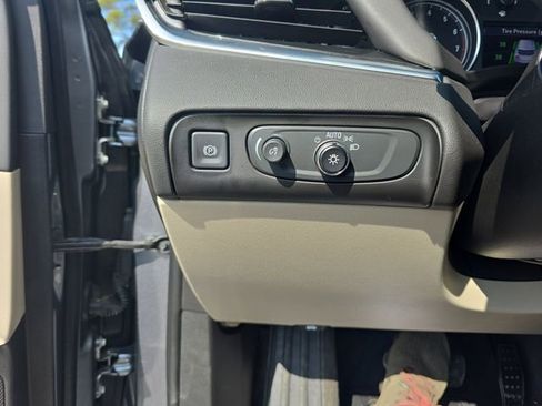 Used 2020 Buick Enclave Essence image 25