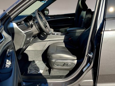 New 2025 Jeep Grand Cherokee L Limited w/ Black Appearance Package image 23