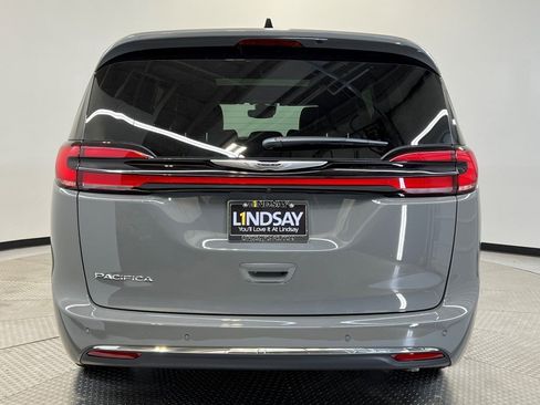 New 2025 Chrysler Pacifica Select image 4
