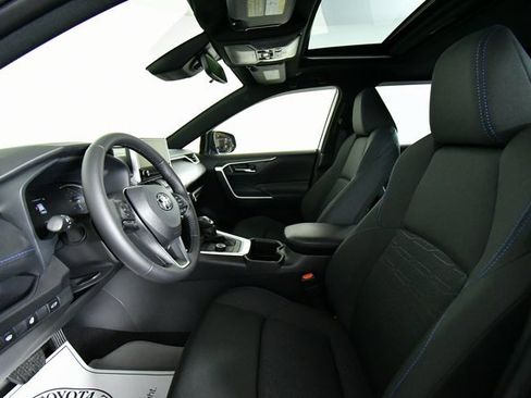 Used 2025 Toyota RAV4 SE image 5