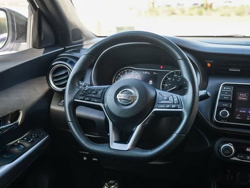Used 2018 Nissan Kicks SR image 12