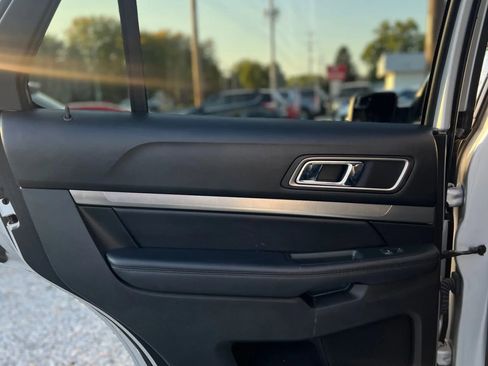 Used 2018 Ford Explorer XLT w/ Equipment Group 202A image 12