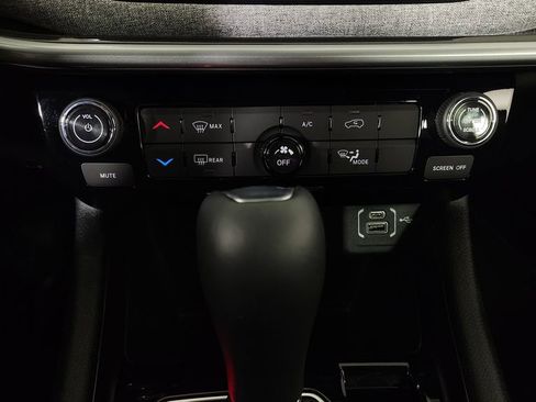 Used 2024 Jeep Compass Latitude image 22