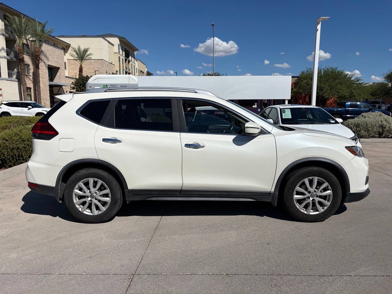 Used 2017 Nissan Rogue SV FWD image 3