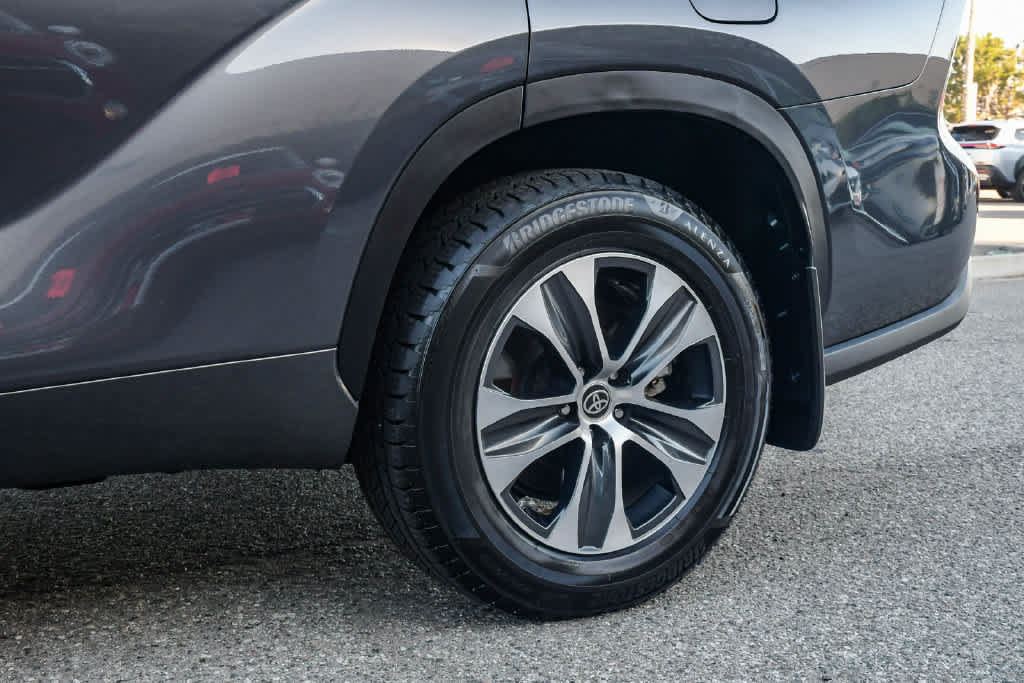 Certified 2023 Toyota Highlander XLE AWD/4WD image 13