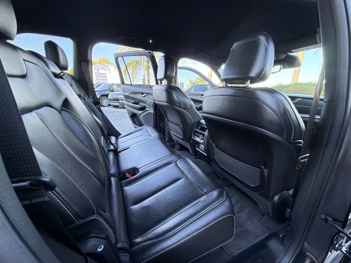 Used 2024 Jeep Grand Cherokee Limited w/ Black Appearance Package RWD image 27