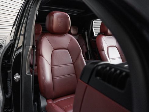 Certified 2023 Porsche Cayenne Platinum Edition AWD/4WD image 35