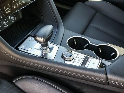 Used 2025 Genesis G70 2.5T image 22