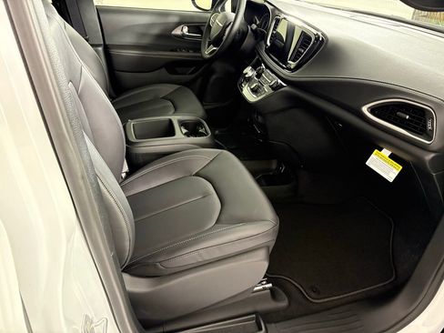 New 2026 Chrysler Pacifica Select FWD image 39