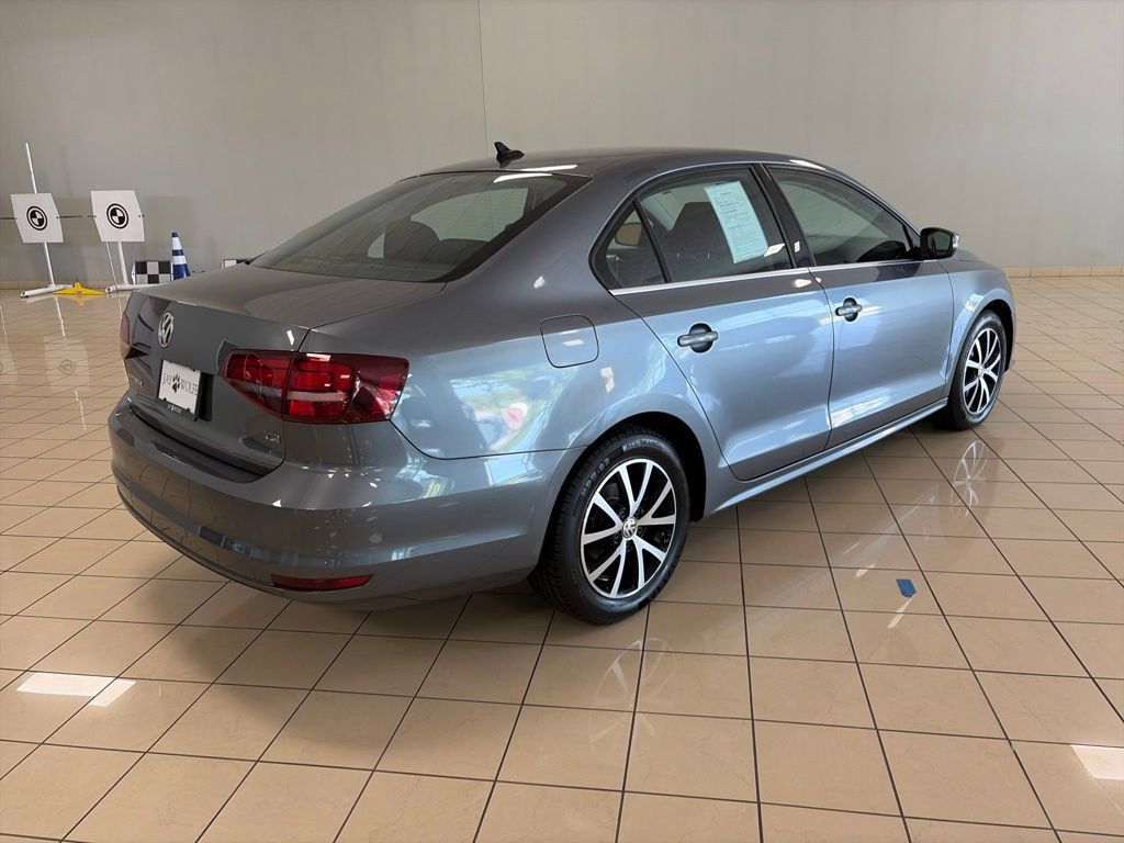 Used 2017 Volkswagen Jetta SE FWD image 3