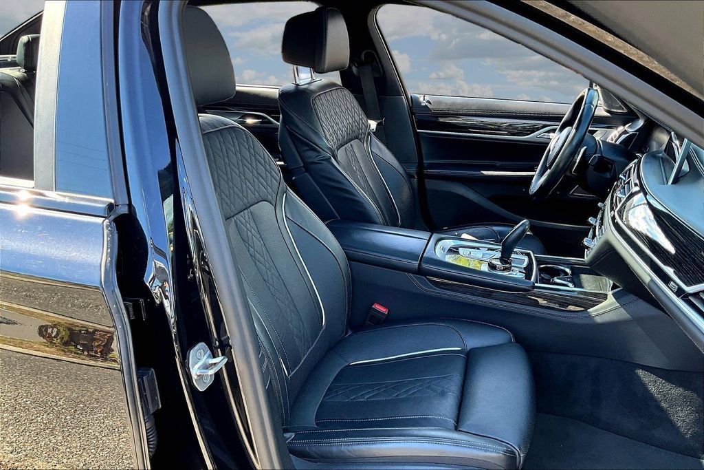 Used 2021 BMW 750i xDrive w/ Executive Package AWD/4WD image 29