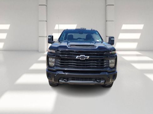 Used 2024 Chevrolet Silverado 2500 Custom w/ Custom Value Package image 2