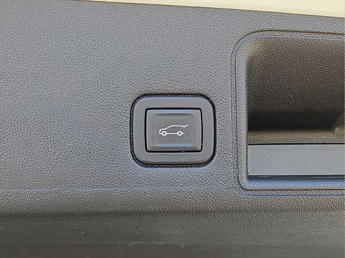 Used 2024 GMC Terrain SLT image 16