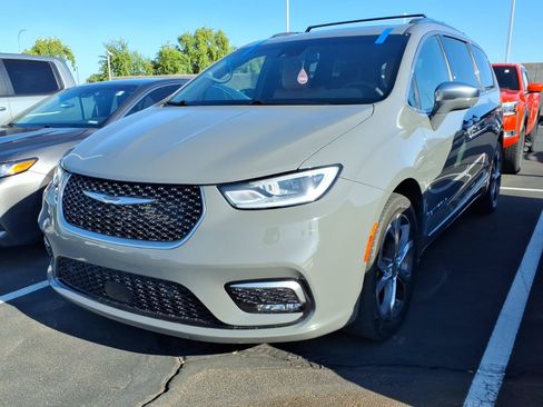 Used 2022 Chrysler Pacifica Pinnacle AWD/4WD image 2