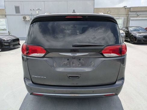 Used 2019 Chrysler Pacifica Touring-L FWD image 4