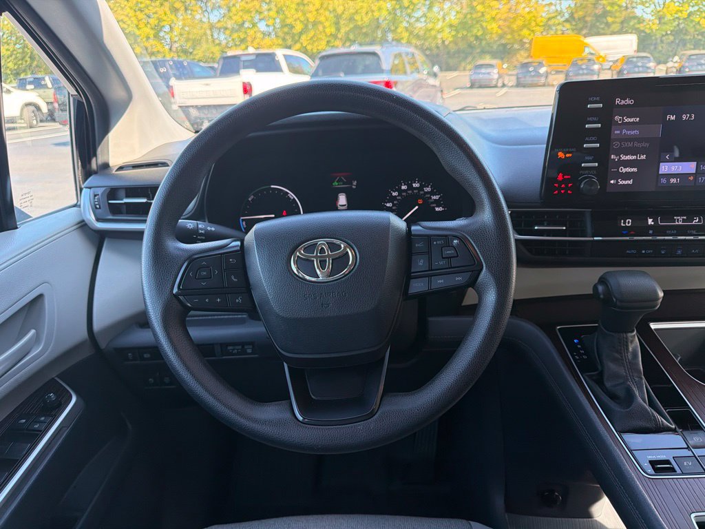 Used 2023 Toyota Sienna LE FWD image 12