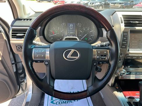 Used 2017 Lexus GX 460 Luxury AWD/4WD image 14