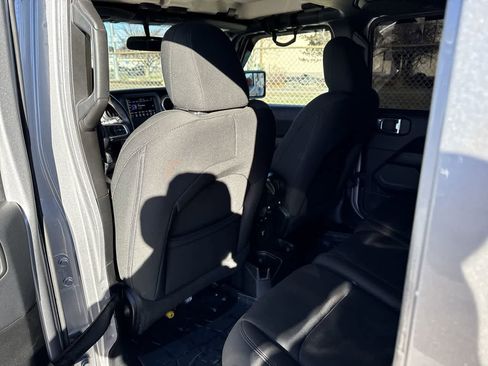 Used 2018 Jeep Wrangler Unlimited Sahara image 13