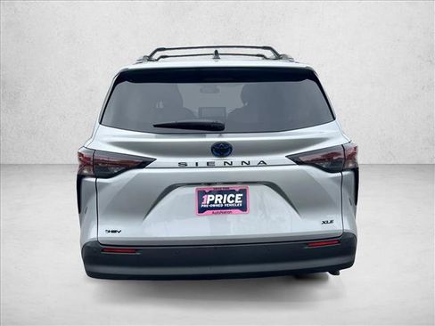 Used 2025 Toyota Sienna XLE image 6