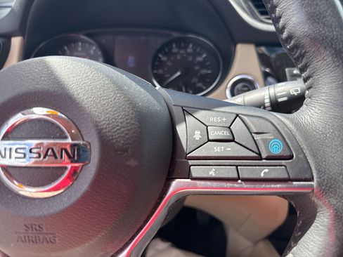 Used 2018 Nissan Rogue SL w/ Premium Package image 16