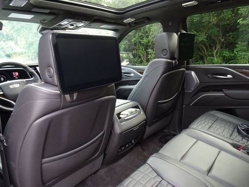 Certified 2022 Cadillac Escalade Sport Platinum w/ Heavy-Duty Trailer Package AWD/4WD image 14