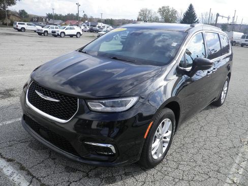 Used 2022 Chrysler Pacifica Touring image 3