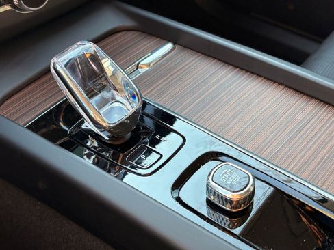 Certified 2023 Volvo XC60 B5 Ultimate w/ Protection Package Premier image 31