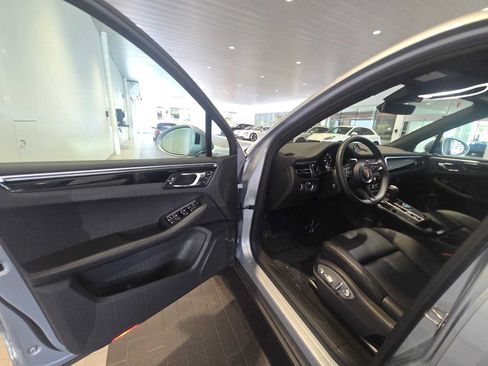 Used 2025 Porsche Macan AWD/4WD image 22