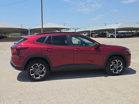 Used 2025 Chevrolet Trax LT FWD image 9