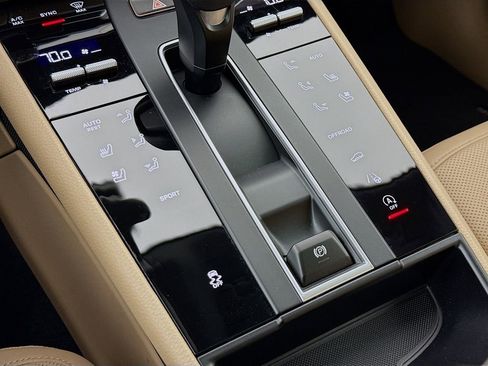 Certified 2025 Porsche Macan AWD/4WD image 23