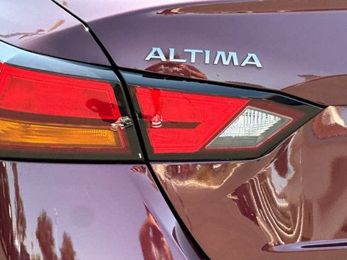 Used 2025 Nissan Altima 2.5 SV FWD image 24