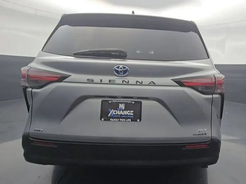 Used 2022 Toyota Sienna XLE AWD/4WD image 11