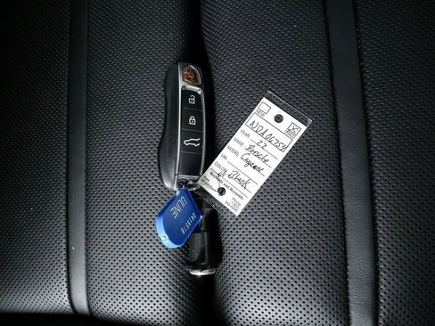 Used 2022 Porsche Cayenne image 28