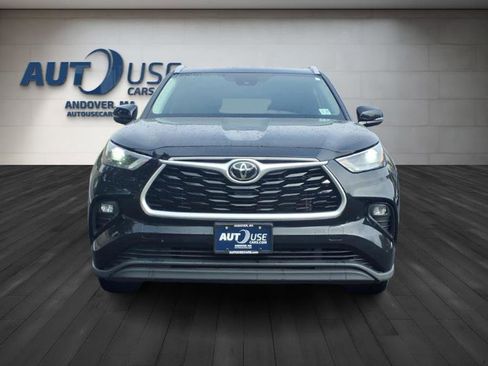 Used 2022 Toyota Highlander XLE image 2
