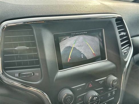 Used 2018 Jeep Grand Cherokee Laredo image 13