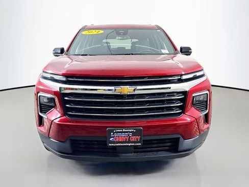 Used 2024 Chevrolet Traverse LT FWD image 2