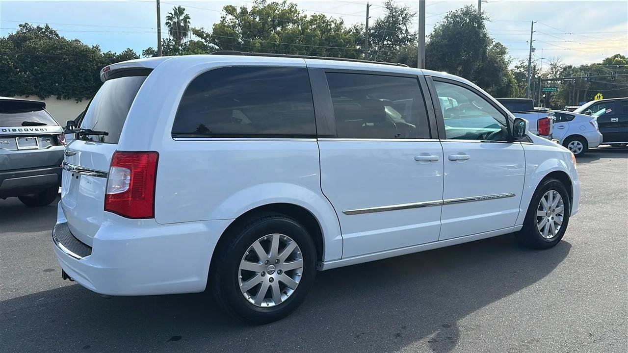 Used 2016 Chrysler Town & Country Touring FWD image 8