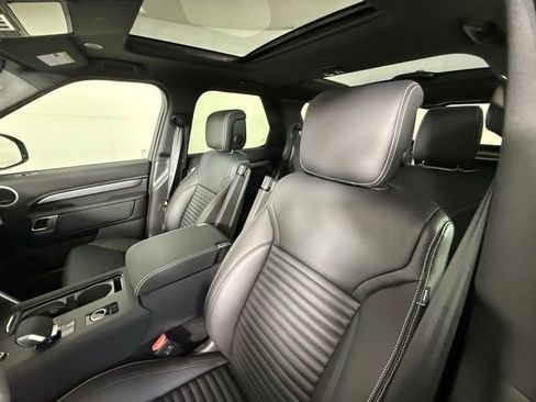 Certified 2025 Land Rover Discovery Dynamic SE AWD/4WD image 19