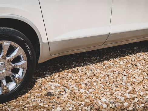 Used 2011 Buick Enclave CXL image 11