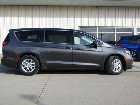 Used 2023 Chrysler Pacifica Touring-L image 2